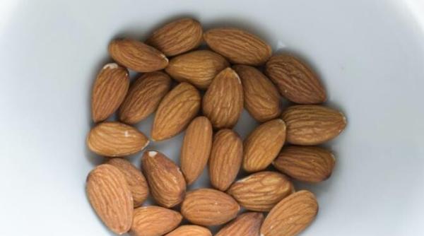 cum sa faci ulei de migdale acasa un remediu minune pentru piele si par