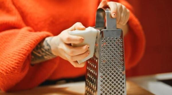 razatoarea din bucatarie s a tocit nu trebuie sa o arunci iata cum o poti ascuti rapid si usor