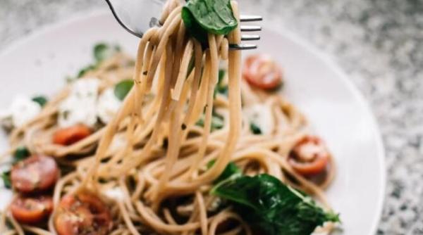 spaghete din dovlecei cu pui si sos de rosii o reteta neobisnuita si delicioasa