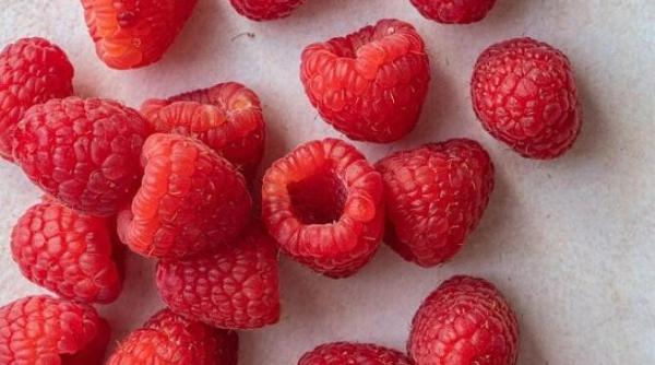 desert delicios cu zmeura si smantana