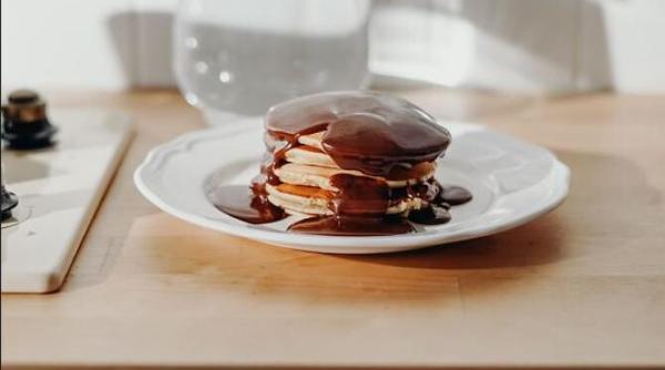 clatite de ciocolata cea mai buna gustare servita la micul dejun in weekend