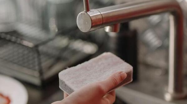 pune un burete de vase in masina de spalat vei rezolva fara efort o problema enervanta