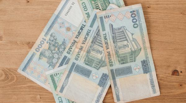 rusia a lansat bancnota de 100 ruble dar nu poate fi folosita nicaieri casele de marcat si atm urile detinute de companii care au plecat din tara