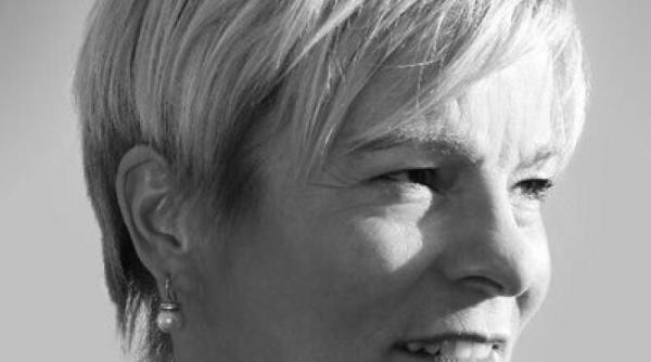 antrenoarea de fotbal vera pauw marturiseste ca a fost violata si hartuita de trei barbati diferiti cu functii oficiale