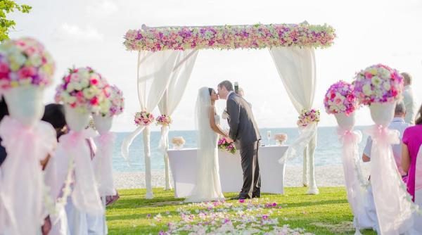 cat scot din buzunar cuplurile care vor sa aduca pe plaja ofiterul starii civile pentru cununie