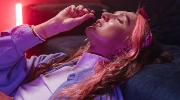 consumul de droguri ia proportii ingrijoratoare in romania tinerii se dau pe stupefiante de fita ecstasy si ciuperci halucinogene