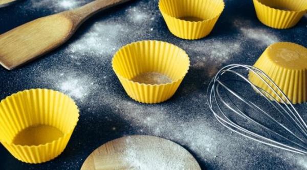 formele de copt din silicon murdare de grasime si resturi de aluat pot fi curatate rapid cu aceasta metoda