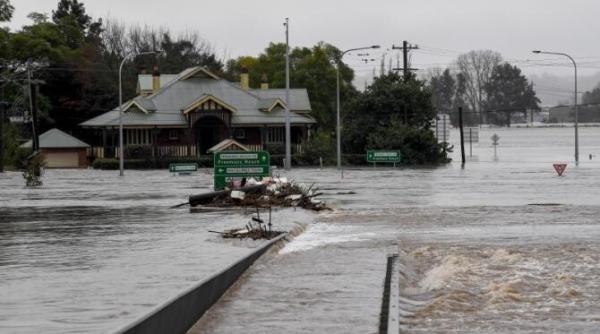 mii de oameni din sidney australia rugati sa evacueze din cauza inundatiilor