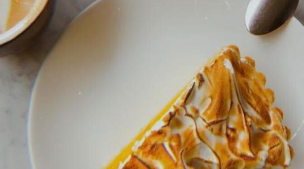 tarta usoara de lamaie fara faina si fara unt se topeste in gura si poate fi mancata si de cei care sunt la dieta