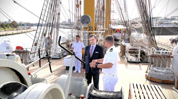 ei ne au invatat sa navigam prin istorie ambasadorul romaniei in spania vizita la bordul navei scoala mircea