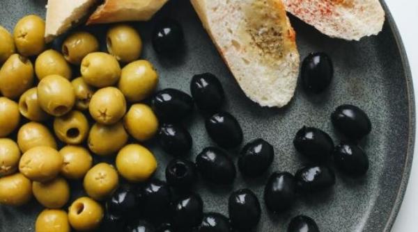 nu mai aruncati saramura din borcanul cu masline acest lichid inlocuieste un produs scump