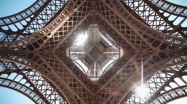 turnul eiffel aproape in paragina are nevoie de reparatii capitale