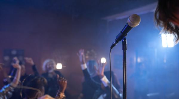 un artist din romania a ales sa se autocenzureze din cauza defectului pe care il are este mai bine pentru mine