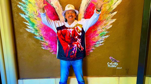 celebrul chitarist carlos santana s a prabusit pe scena