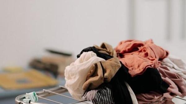 indeparteaza petele de ulei de pe haine cu doua remedii naturale piesele vestimentare murdare vor fi ca noi