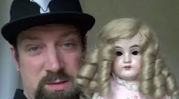 o papusa veche de 119 ani tine sub teroare o familie intreaga sare de pe raft si imbolnaveste oamenii