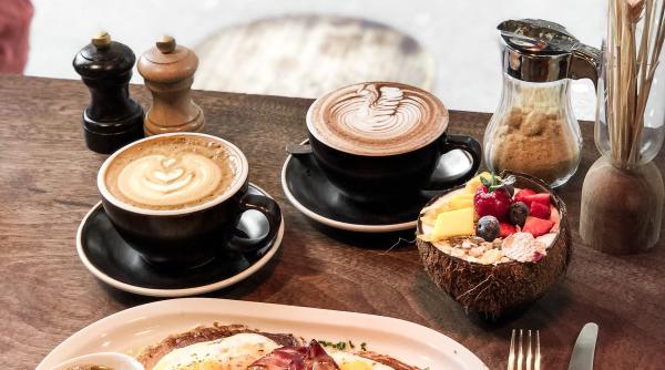 oua ochiuri cu sunca si cascaval micul dejun perfect