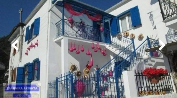 una dintre cele mai fotografiate case de pe insula thasos scoasa la vanzare cat costa vila care fura privirile turistilor din grecia galerie foto