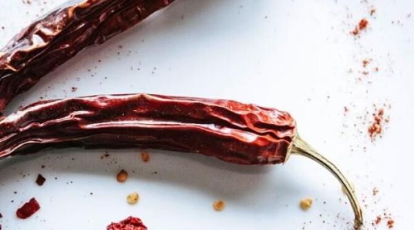 pune putin chili pe balcon si in cel mai scurt timp toate necazurile tale vor disparea