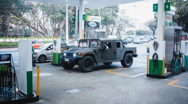 o benzinarie din sua a pierdut 12 000 de dolari dupa ce a vandut carburanti la pret redus cand vezi zambete pe fetele clientilor merita