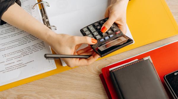 romanii zic pas investitiilor salariul cea mai importanta sursa de venit pe ce isi cheltuie banii