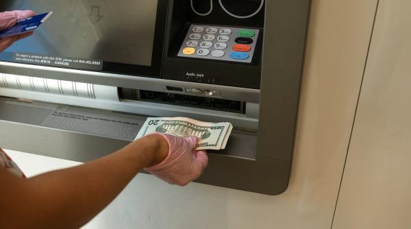 s au jucat la atm uri au crezut ca au dat lovitura dar pentru 9000 de lei sunt acum luati pe sus de jandarmi