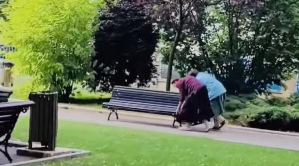 varstnicii din campulung s au apucat sa mute bancile din gradina publica merci video foto