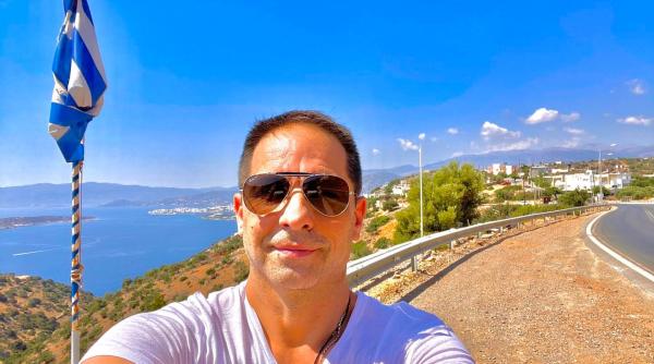 dan negru din grecia litoralul grecesc o adunatura de eforie a anilor 90 atena a ajuns de mult un ghetou