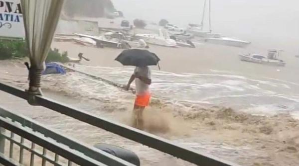 dezastru pe doua insule grecesti vremea a facut ravagii noroiul a inundat statiunile drumurile de acces s au surpat foto