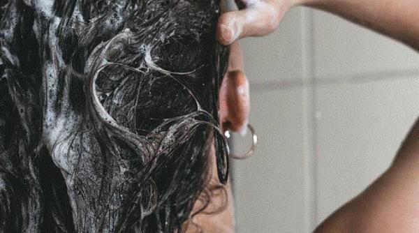 cum sa ti speli parul fara sampon folosind doar produse naturale din camara