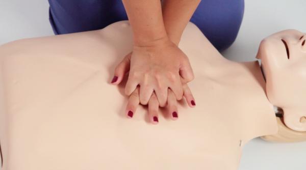 episod dureros tata a cazut pe strada nimeni in jur nu i a acordat primul ajutor in cele cateva minute care i au fost fatale pana la interventia salvarii