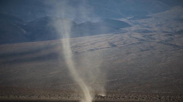 fenomen neobisnuit la arad mai multe vartejuri au ridicat flacarile incendiilor si au propagat focul video