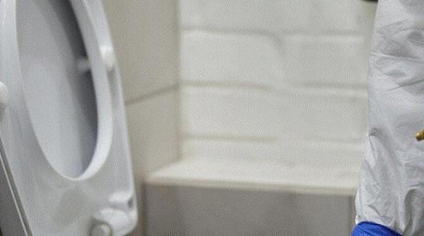 gospodinele pricepute pun sapun solid in rezervorul vasului de toaleta