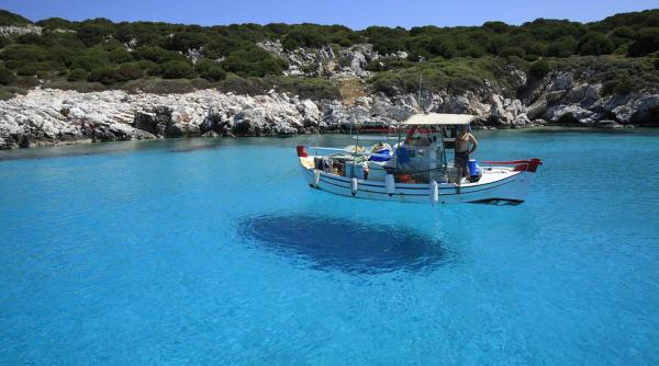 insula din grecia de care putini romani stiu perfecta pentru cupluri si familii francezii o adora este complet diferita de alte insule grecesti