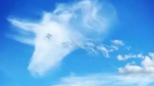 spectacol pe cerul angliei norii au luat forma unui unicorn gigant foto