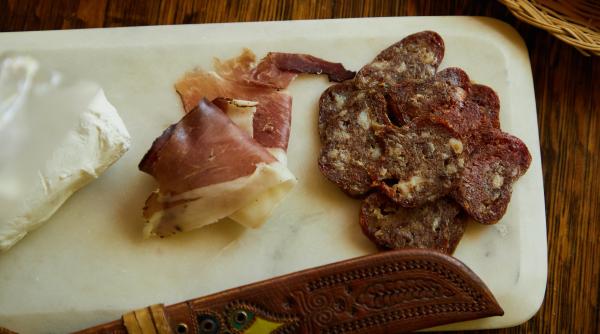 aditivii din mezeluri cresc riscul de cancer colorectal