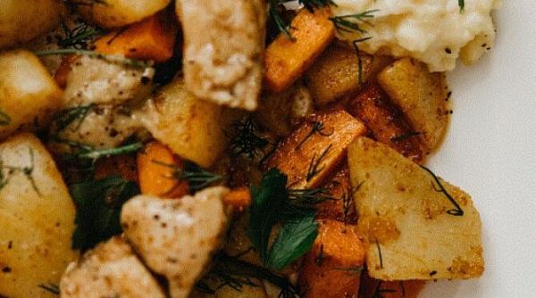 cartofi regali cu file de pui si branza la cuptor aroma lor ii va innebuni pe vecini