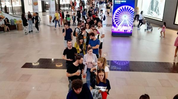 coada de zeci de metri la mall pentru bratari acces la un festival din cluj poza zilei