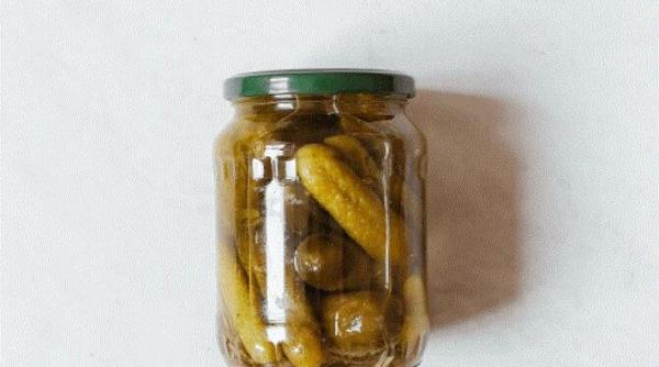 nu mai aruncati saramura din borcanul cu castraveti