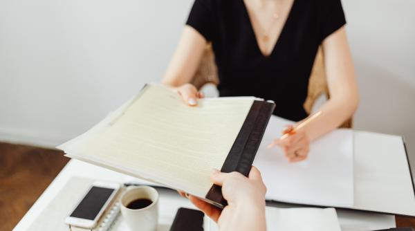 cum isi justifica activitatea monitorul oficial aproape 300 de angajati in 2022 si un raspuns sec tipic functionaresc