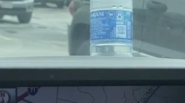 o femeie a gasit o sticla de apa pe capota masinii a avut un soc dupa ce si a dat seama ce inseamna
