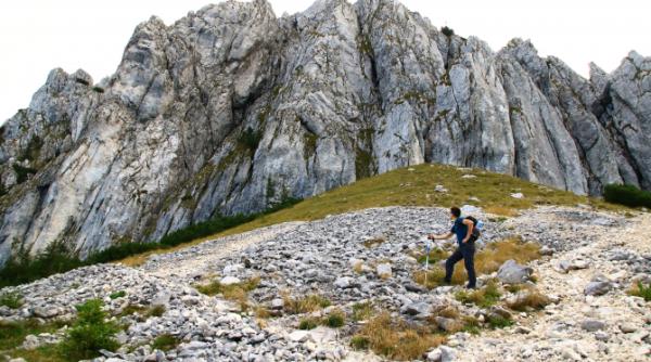 senzatii tari in piatra craiului traseul care iti taie rasuflarea noua idee de concediu in romania galerie foto