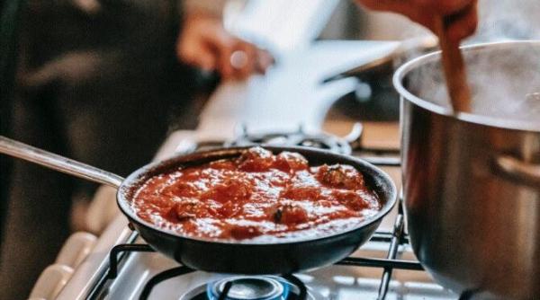 unele gospodine pun sare in tigaie inainite de a praji ceva iata care este explicatia