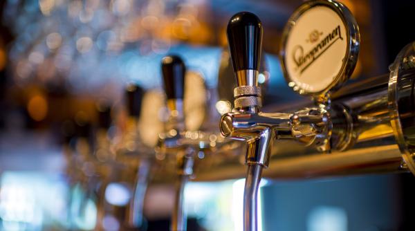 proprietarul unui bar a decis sa vanda berea la pretul benzinei in semn de protest