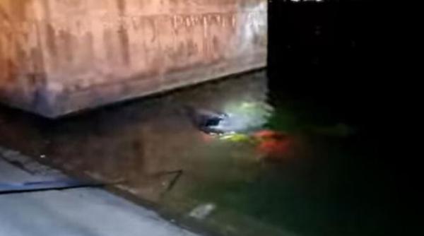 un autoturism a plonjat in raul arges isu giurgiu a intervenit cu un buldoexcavator