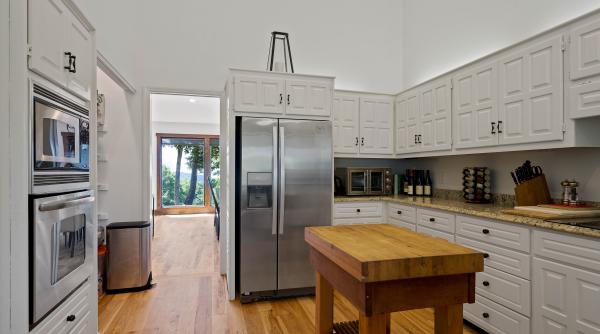 garsoniera all inclusive in cluj wc ul e plasat langa aragazul din bucatarie proprietar conditii ideale pentru o familie foto