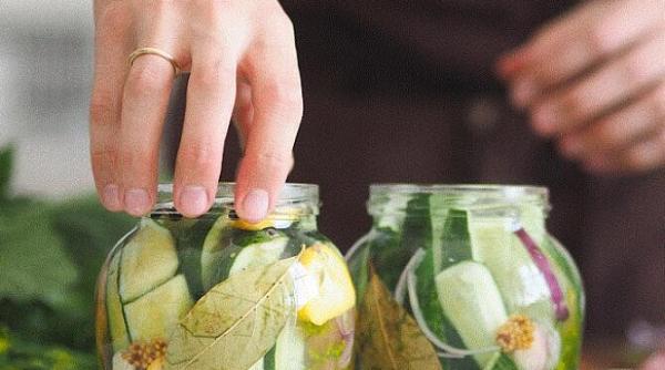 castraveti murati pentru iarna cu aceasta reteta super simpla vor fi suculenti si crocanti