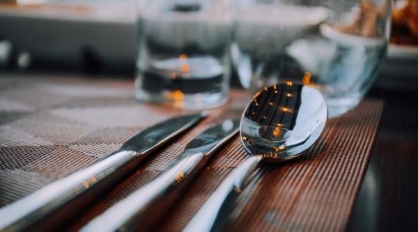 de ce nu trebuie sa lasi tacamurile pe farfurie in forma de cruce daca te afli la restaurant