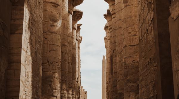 vesti proaste pentru turisti zborurile cu balonul cu aer cald in luxor suspendate