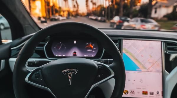 tesla despagubiri de peste 100 000 euro unui singur client din cauza sistemului autopilot